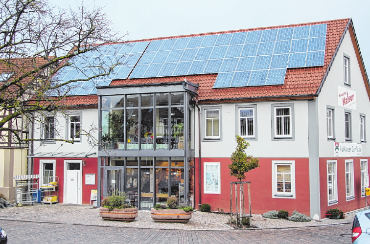 Dreh- und Angelpunkt des sozialen Geschehens ist der Dorfladen mit der Generationenwerkstatt.FOTO: GUDRUN KLOPF Dreh- und Angelpunkt des sozialen Geschehens ist der Dorfladen mit der Generationenwerkstatt.FOTO: GUDRUN KLOPF