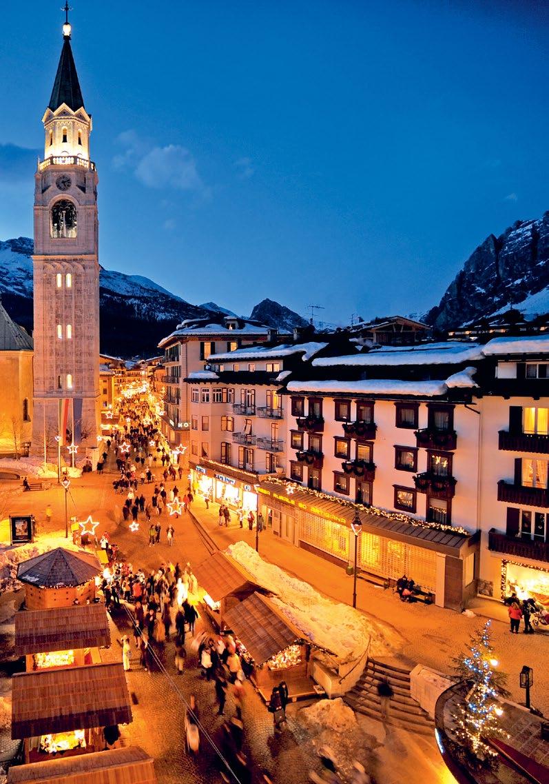 Die Pfarrkirche am Corso d‘ Italia mit ihrem 70 Meter hohen Turm dominiert das Zentrum von Cortina d‘Ampezzo. Foto: picture alliance