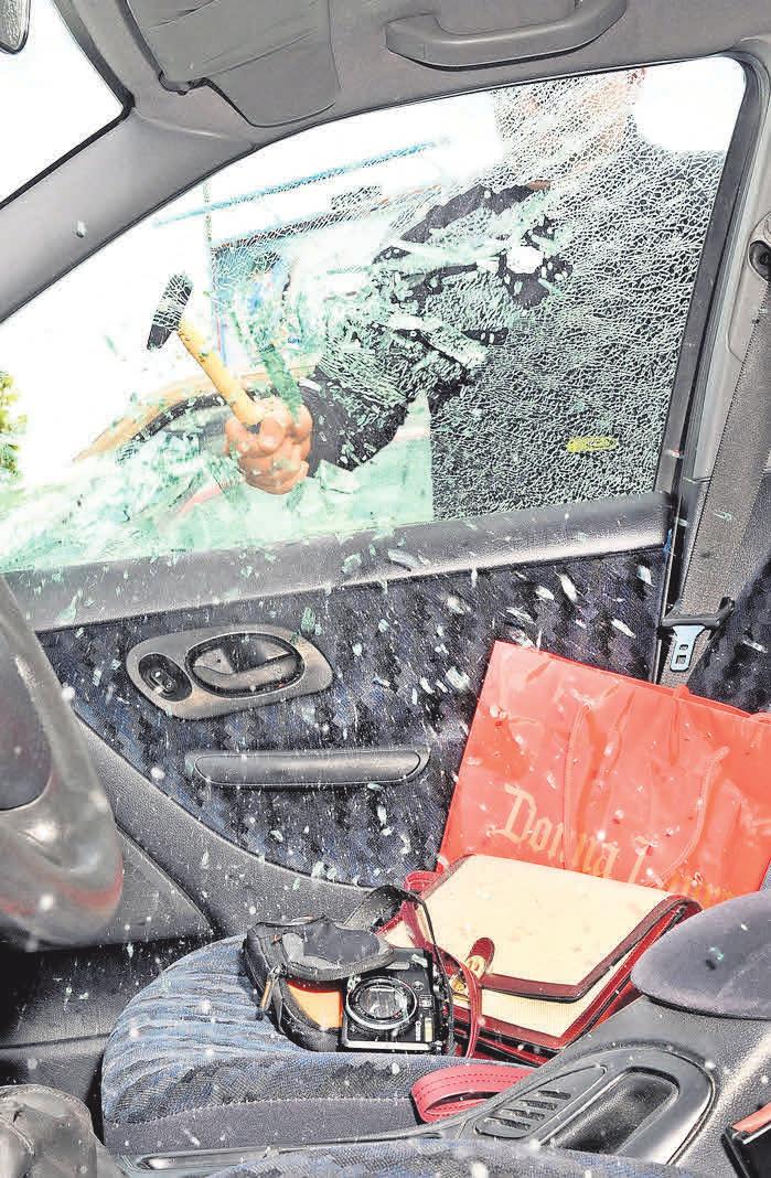 Handtaschen und andere Wertgegenstände, die sichtbar im Auto liegen, sind für Langfinger einfache Beute. Foto: Allianz/dpp Handtaschen und andere Wertgegenstände, die sichtbar im Auto liegen, sind für Langfinger einfache Beute. Foto: Allianz/dpp