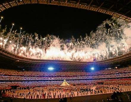 Das Feuerwerk im Olympiastadion fällt zur Eröffnung der Spiele ungewöhnlich dezent aus. FOTO: SWEN PFÖRTNER / DPA Das Feuerwerk im Olympiastadion fällt zur Eröffnung der Spiele ungewöhnlich dezent aus. FOTO: SWEN PFÖRTNER / DPA