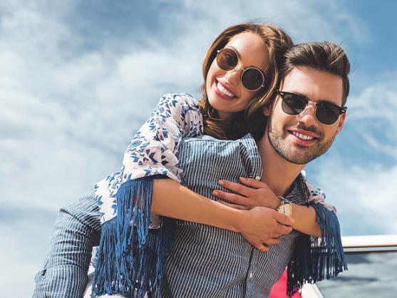 Das Tragen einer Sonnenbrille schützt die Augen gerade im Sommer. Foto: LIGHTFIELD STUDIOS/stock.adobe.com Das Tragen einer Sonnenbrille schützt die Augen gerade im Sommer. Foto: LIGHTFIELD STUDIOS/stock.adobe.com