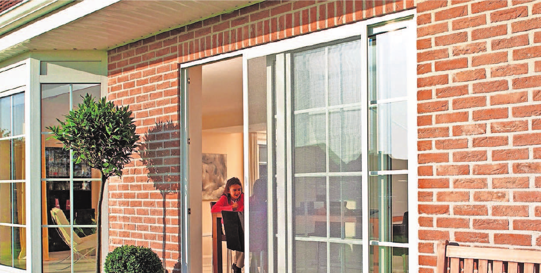 Bei älteren Garagentoren ist ein kritischer Blick vom Fachmann gefragt. Mit einer Checkliste stellt dieser fest, ob das alte Tor auf den Stand der Technik gebracht werden kann. Foto: novoferm/spp-d Bei älteren Garagentoren ist ein kritischer Blick vom Fachmann gefragt. Mit einer Checkliste stellt dieser fest, ob das alte Tor auf den Stand der Technik gebracht werden kann. Foto: novoferm/spp-d