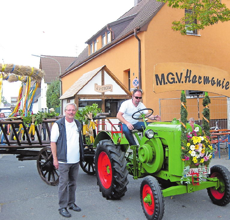 Ralf Zimmermann am Steuer, Jürgen Müller daneben: Auch dieses Jahr wird Zimmermann den Kerwekranz wieder durch die Gemeinde fahren. FOTO:MGV HARMONIE/FREI Ralf Zimmermann am Steuer, Jürgen Müller daneben: Auch dieses Jahr wird Zimmermann den Kerwekranz wieder durch die Gemeinde fahren. FOTO:MGV HARMONIE/FREI