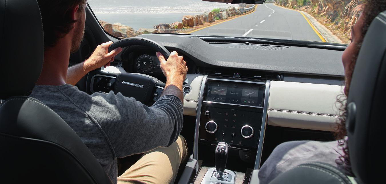 Der Fahrer genießt den perfekten Überblick. Fotos: Land Rover Der Fahrer genießt den perfekten Überblick. Fotos: Land Rover
