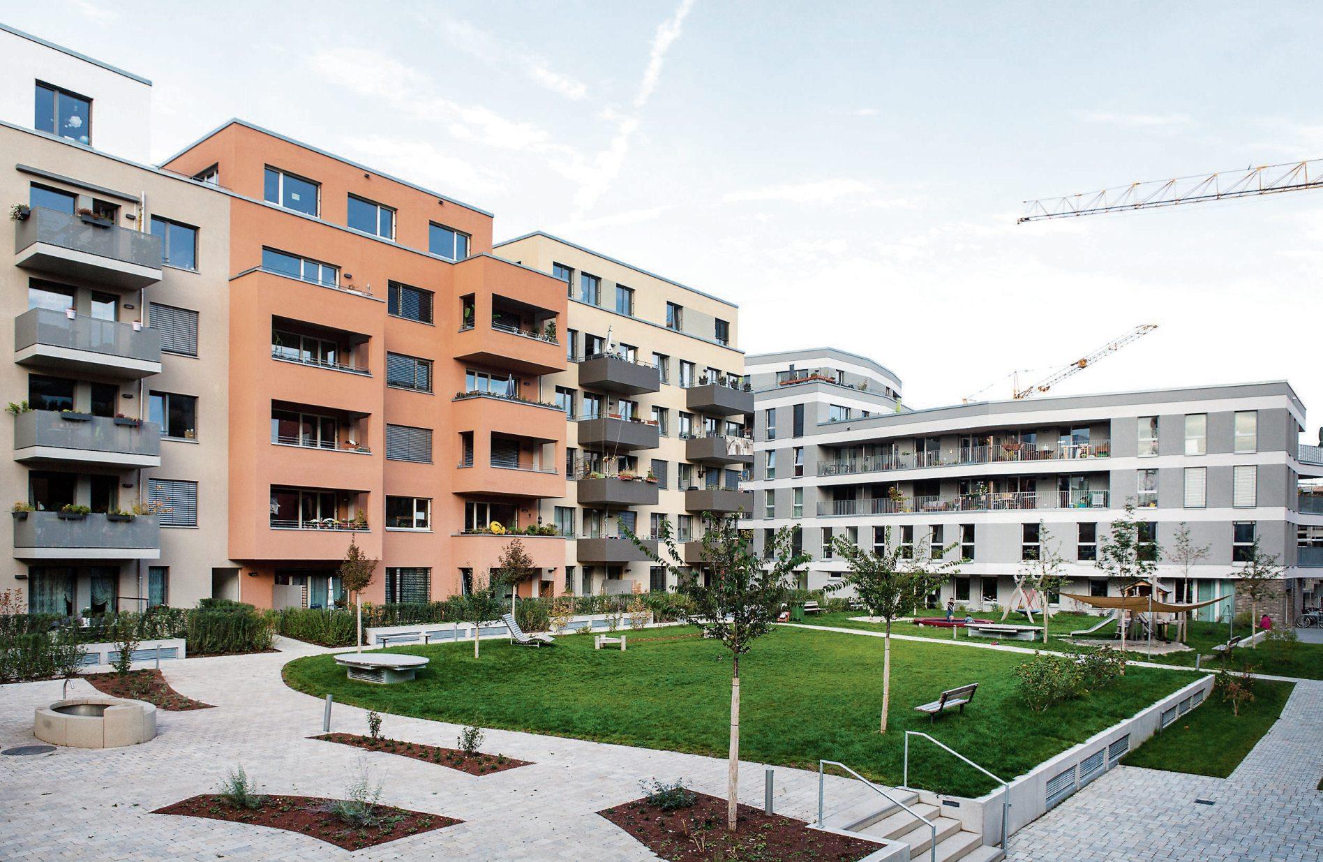 Zwischen Eisenbahnstraße und Bahnlinie entstanden rund um die Innenhöfe „Hof 1“ und „Hof 6“ insgesamt 157 Wohnungen, geplant von fünf unterschiedlichen Architekturbüros und realisiert von der eigens dafür gegründeten Güterbahnhof Wohnungsbau GmbH & Co.KG. 60 Prozent der hochwertig ausgestatteten Wohneinheiten wurden als Sozialwohnungen vermietet. Bilder: Uhland2