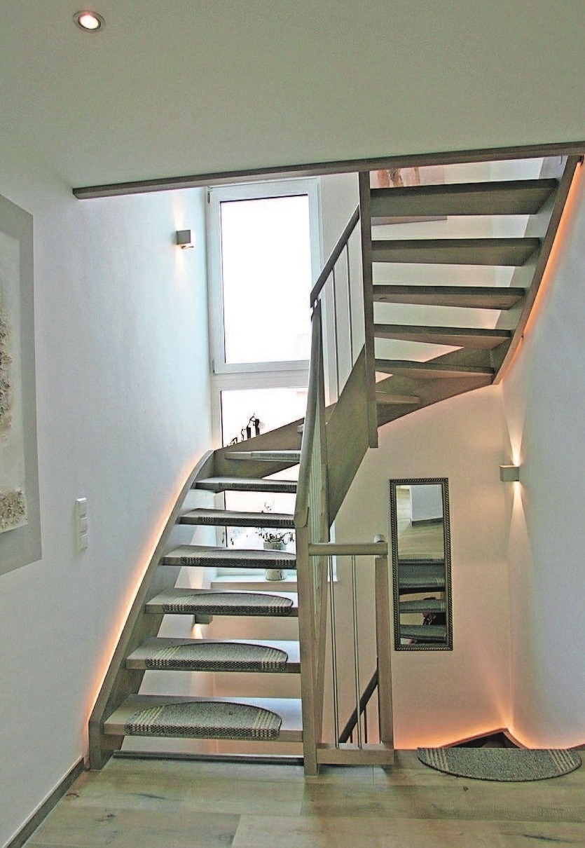 Ein Blickfang ist die Treppe ins OG mit LED-Beleuchtung und Edelstahlgeländer. Ein Blickfang ist die Treppe ins OG mit LED-Beleuchtung und Edelstahlgeländer.