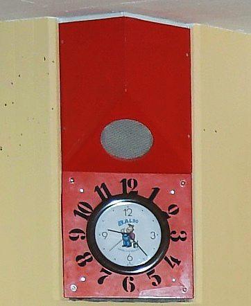 70er-Jahre-Charme: Diese Uhr im Foyer gehört zu den letzten Relikten aus der Bauzeit des Klassenhauses. 70er-Jahre-Charme: Diese Uhr im Foyer gehört zu den letzten Relikten aus der Bauzeit des Klassenhauses.
