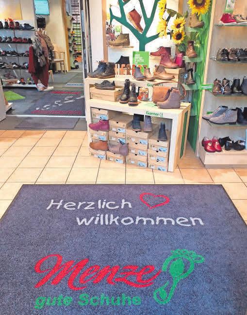 Im Schuhhaus Menze gibt es eine große Auswahl bequemer Schuhe, ebenso maßgefertigte Einlagen und ortopädische Schuhzurichtungen. Im Schuhhaus Menze gibt es eine große Auswahl bequemer Schuhe, ebenso maßgefertigte Einlagen und ortopädische Schuhzurichtungen.