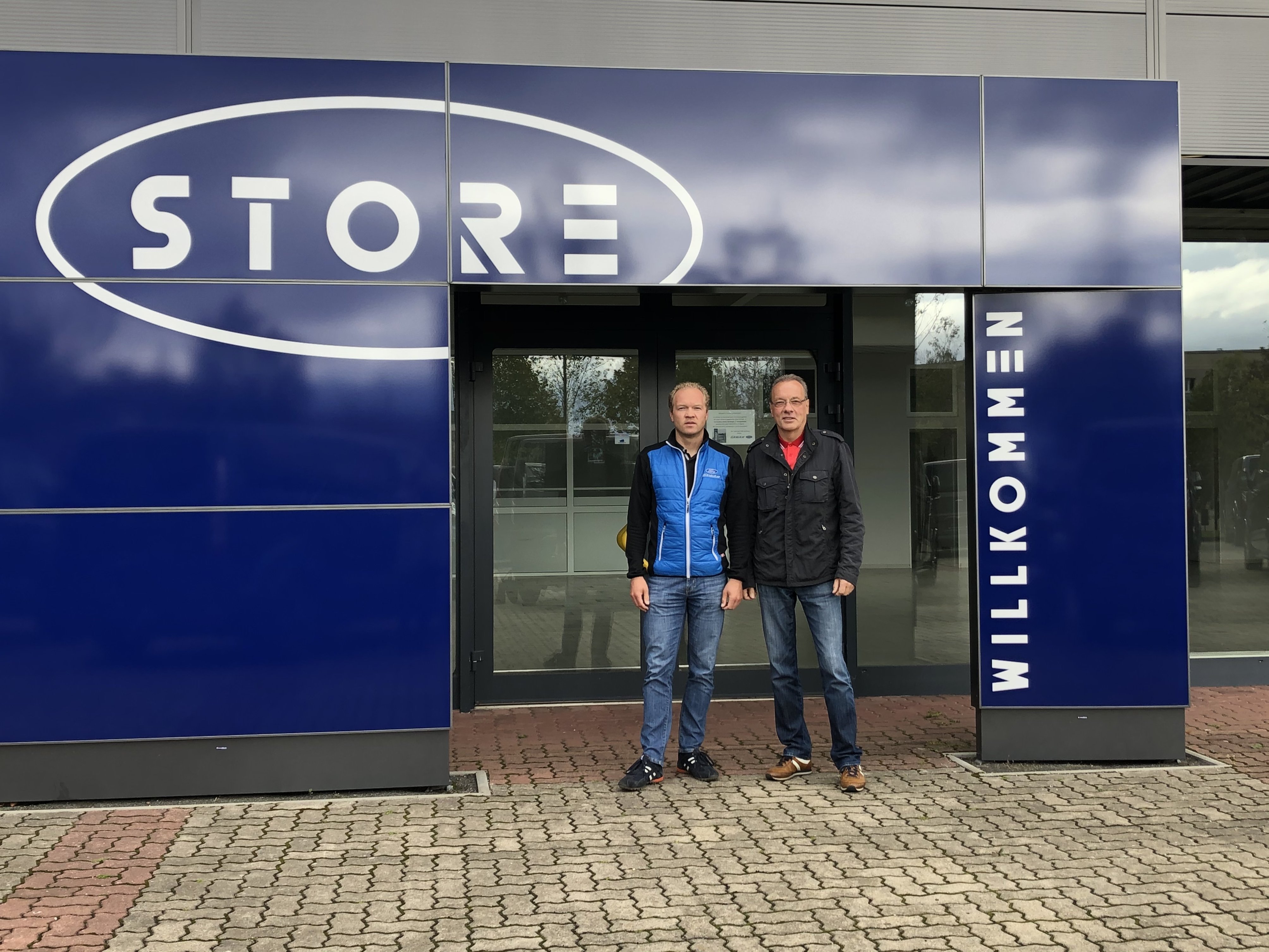 Björn Einicke (links) und sein Vater, Seniorchef Armin Einicke, freuen sich auf die bevorstehende Eröffnung des neuen Stores. Björn Einicke (links) und sein Vater, Seniorchef Armin Einicke, freuen sich auf die bevorstehende Eröffnung des neuen Stores.