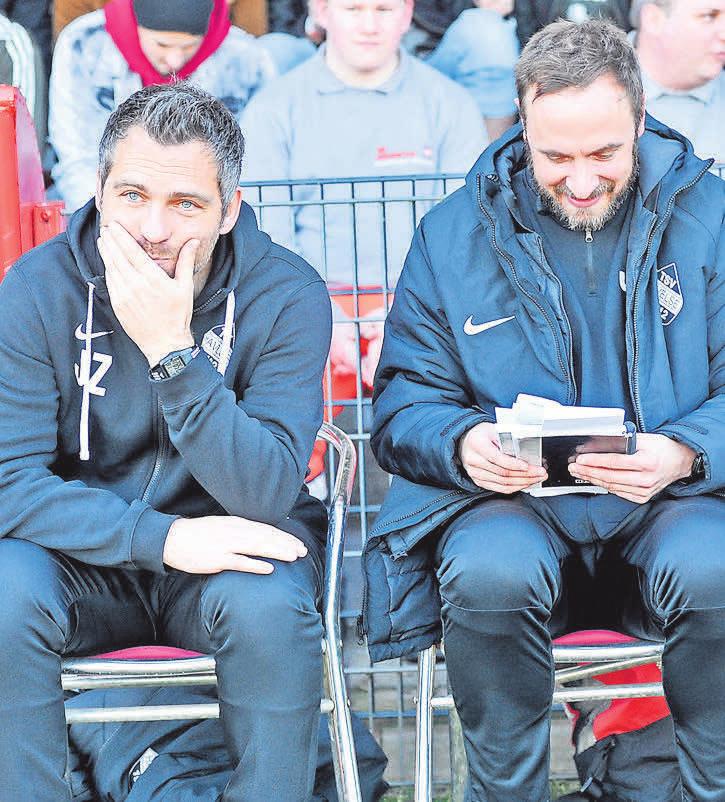 ... und unterstützt Cheftrainer Jan Zimmermann (links) und Assistent Jens Jansen (rechts). ... und unterstützt Cheftrainer Jan Zimmermann (links) und Assistent Jens Jansen (rechts).