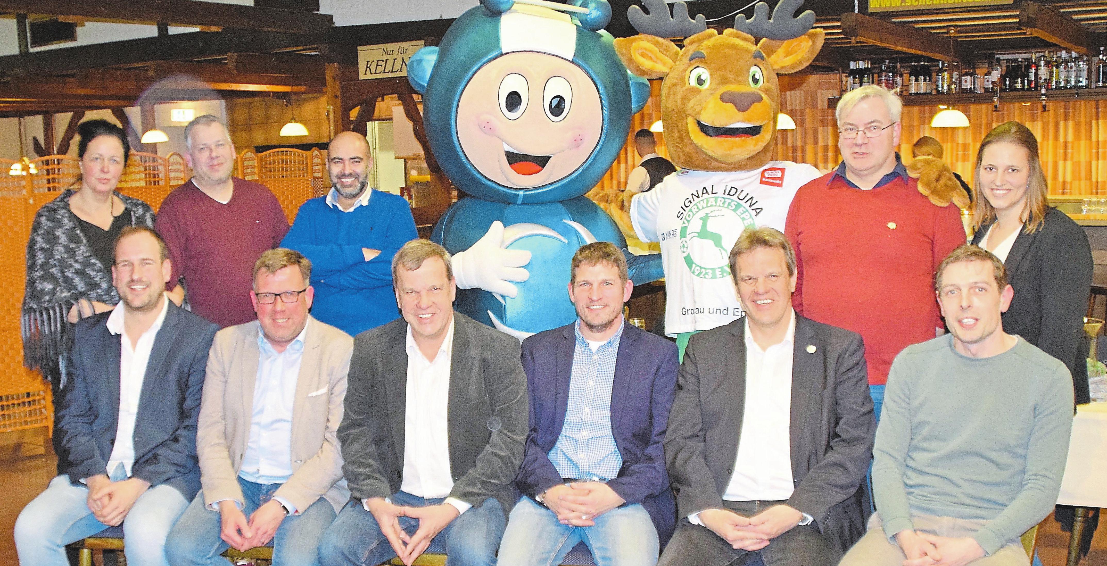 Gerade erst traf das Urenco-Maskottchen „Richie“ auf sein Pendant „Siggi“ bei der Mitgliederversammlungvon Vorwärts Epe. Der Verein wird seit den Anfangstagen des Unternehmens unterstützt. Foto: privat Gerade erst traf das Urenco-Maskottchen „Richie“ auf sein Pendant „Siggi“ bei der Mitgliederversammlungvon Vorwärts Epe. Der Verein wird seit den Anfangstagen des Unternehmens unterstützt. Foto: privat