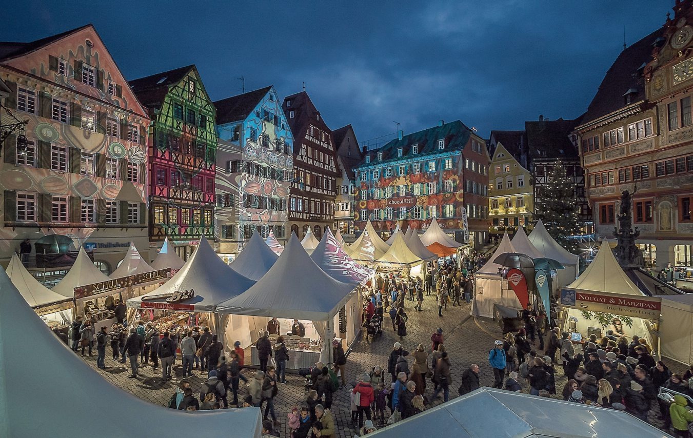 Am liebsten würden die chocolART-Besucher vermutlich an jedem Stand etwas kaufen, so verlockend ist das Angebot. Deshalb: eine große Tasche nicht vergessen! Morgen, am Samstag, 8. Dezember, dauert der Einkaufsspaß auf dem Schokomarkt und in den Tübinger Geschäften sogar bis in die Nacht hinein: Es ist wieder lange Schoko-Einkaufsnacht bis 22 Uhr. Bilder: Ulrich Metz (1), Uhland2 Am liebsten würden die chocolART-Besucher vermutlich an jedem Stand etwas kaufen, so verlockend ist das Angebot. Deshalb: eine große Tasche nicht vergessen! Morgen, am Samstag, 8. Dezember, dauert der Einkaufsspaß auf dem Schokomarkt und in den Tübinger Geschäften sogar bis in die Nacht hinein: Es ist wieder lange Schoko-Einkaufsnacht bis 22 Uhr. Bilder: Ulrich Metz (1), Uhland2