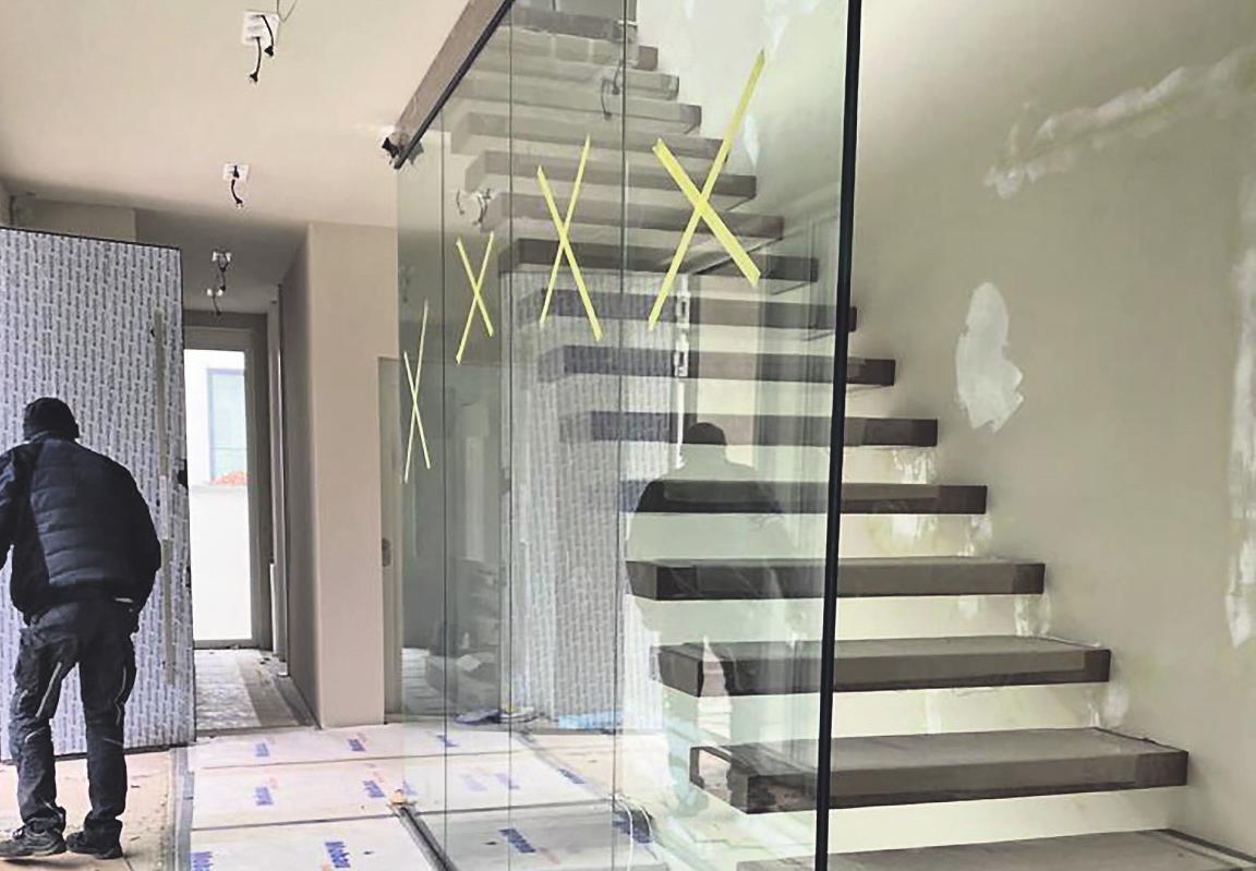 Schlichte Eleganz in Perfektion: Der verglaste Treppenbereich ist ein absoluter Hingucker und ermöglicht einen maximalen Lichteinfall Bild: Glas Friedrichs Schlichte Eleganz in Perfektion: Der verglaste Treppenbereich ist ein absoluter Hingucker und ermöglicht einen maximalen Lichteinfall Bild: Glas Friedrichs