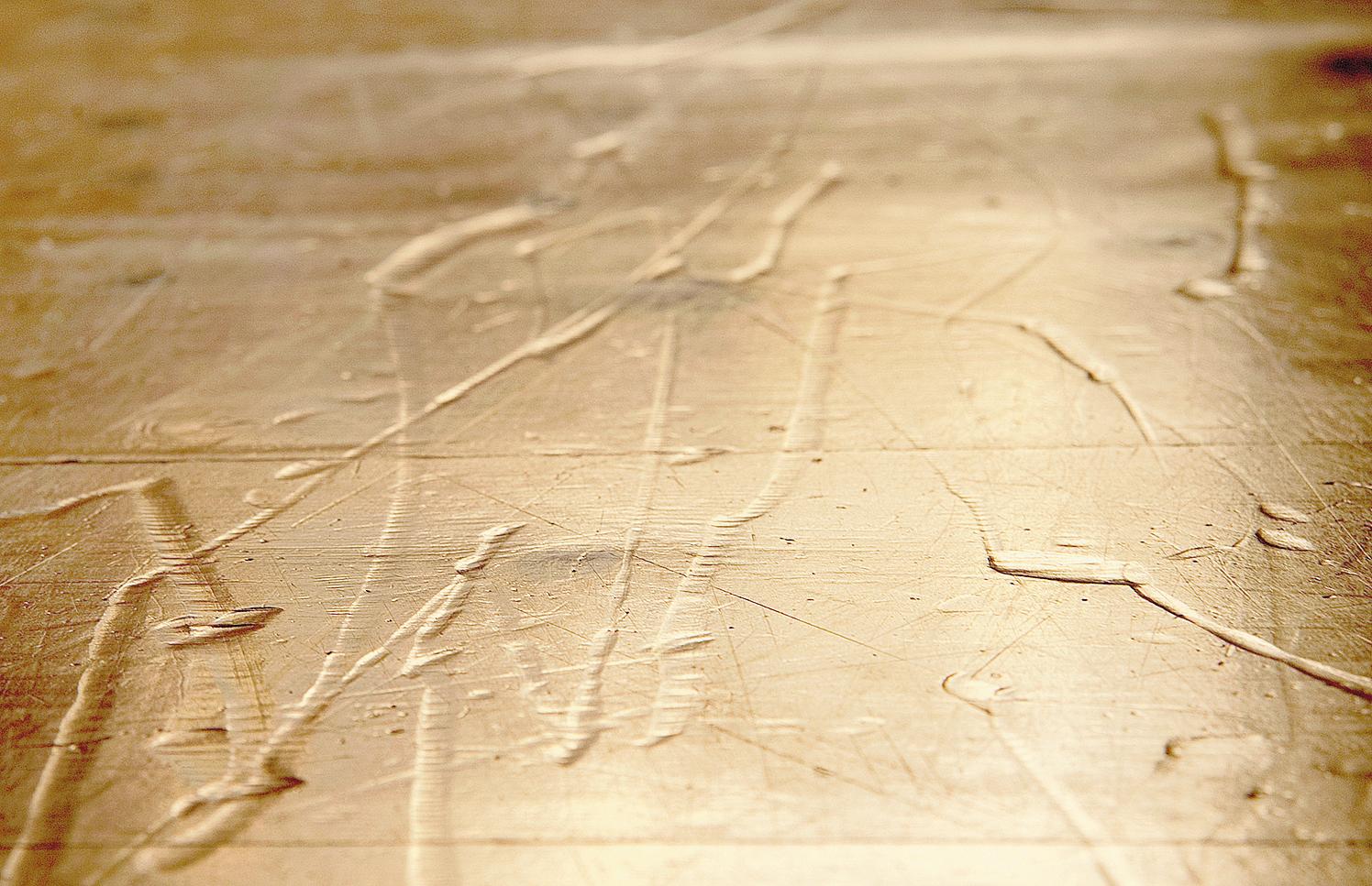 Kleinere Druckstellen im Holz können mit einem feuchten Tuch und einem Bügeleisen behandelt werden. FOTO: DPA Kleinere Druckstellen im Holz können mit einem feuchten Tuch und einem Bügeleisen behandelt werden. FOTO: DPA