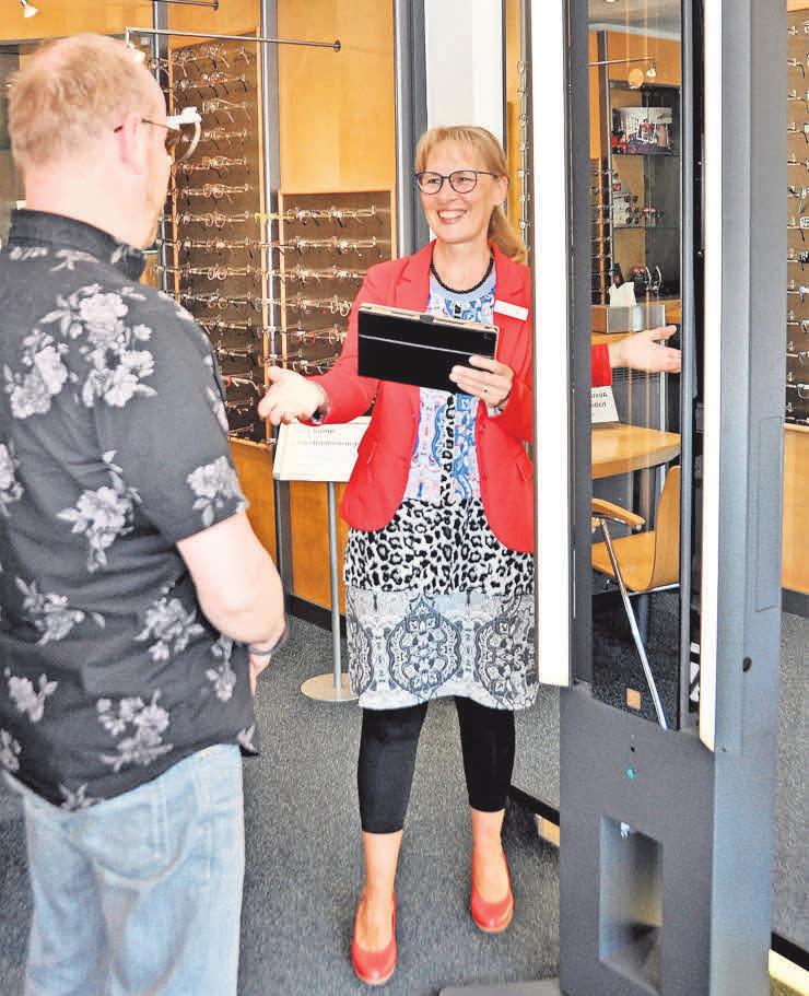 Freundliche und fachkompetente Beratung ist für Silvia Krone, Inhaberin des Unternehmens Dammtor Optik, das A und O. Freundliche und fachkompetente Beratung ist für Silvia Krone, Inhaberin des Unternehmens Dammtor Optik, das A und O.