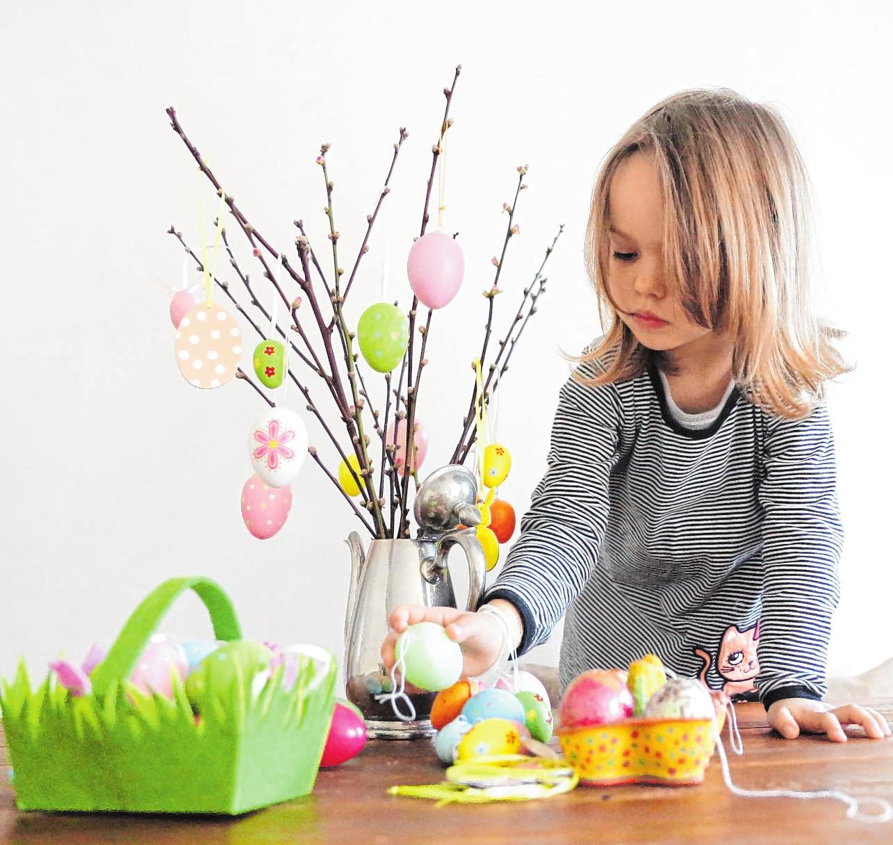Rund um Ostern gibt es viele Möglichkeiten, mit den Kindern tolle Dekoration zu basteln, die sich ideal auf dem Festtagstisch macht. Bild:Mascha Brichta/dpa-tmn Rund um Ostern gibt es viele Möglichkeiten, mit den Kindern tolle Dekoration zu basteln, die sich ideal auf dem Festtagstisch macht. Bild:Mascha Brichta/dpa-tmn