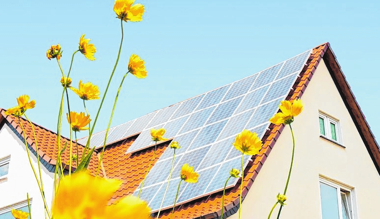Investitionen in Photovoltaik lohnen sich für private Verbraucher sowohl finanziell als auch ökologisch. FOTO: DJD/E.ON/ANWEBER - FOTOLIA Investitionen in Photovoltaik lohnen sich für private Verbraucher sowohl finanziell als auch ökologisch. FOTO: DJD/E.ON/ANWEBER - FOTOLIA