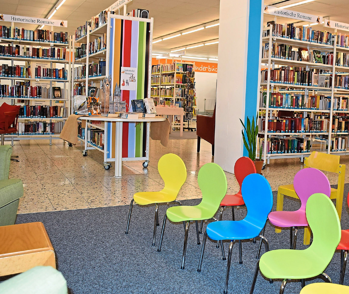 Bücher über Bücher – ehe man da einmal durch ist ... Die Stadtbücherei heute. Foto: SZ Bücher über Bücher – ehe man da einmal durch ist ... Die Stadtbücherei heute. Foto: SZ