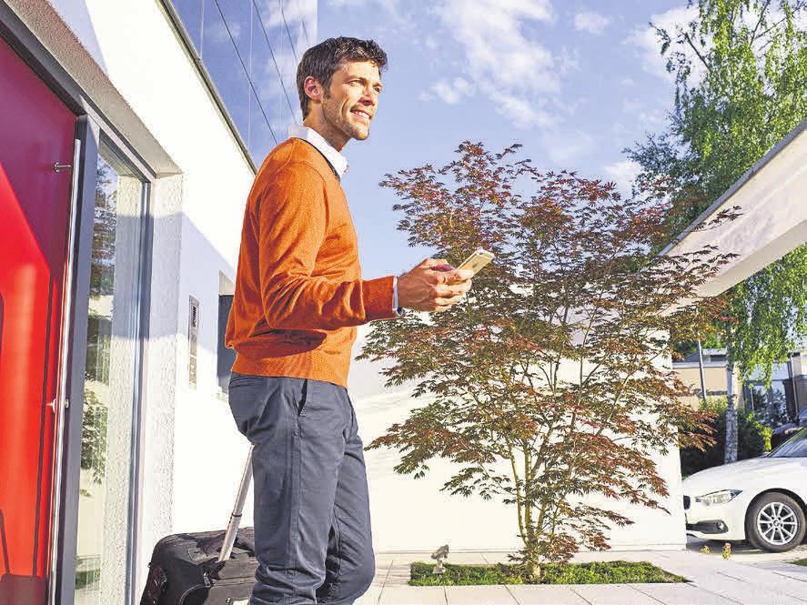 Mit gutem Gefühl in den Urlaub starten: Intelligente, VDE-zertifizierte Smart Home-Systeme sind in der Lage, die Anwesenheit der Bewohner auch bei Abwesenheit zu simulieren. Mit gutem Gefühl in den Urlaub starten: Intelligente, VDE-zertifizierte Smart Home-Systeme sind in der Lage, die Anwesenheit der Bewohner auch bei Abwesenheit zu simulieren.