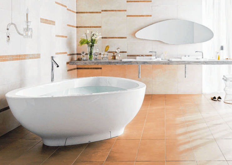 Wasser einlassen und genießen: Eine frei stehende Badewanne wird zum Blickfang im Badezimmer. Foto: Orion