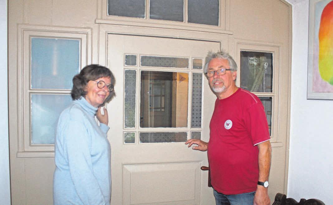 Konstanze Guhr und Bernd Koppermann vor einer Zwischentür im Haupthaus, die gut erhalten war, aufgearbeitet wurde und nach der Sanierung des Hauses in neuem Glanz erscheint. Konstanze Guhr und Bernd Koppermann vor einer Zwischentür im Haupthaus, die gut erhalten war, aufgearbeitet wurde und nach der Sanierung des Hauses in neuem Glanz erscheint.