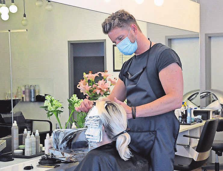 Friseurmeister Timo Fuchs freut sich darüber, wieder arbeiten zu dürfen. Friseurmeister Timo Fuchs freut sich darüber, wieder arbeiten zu dürfen.