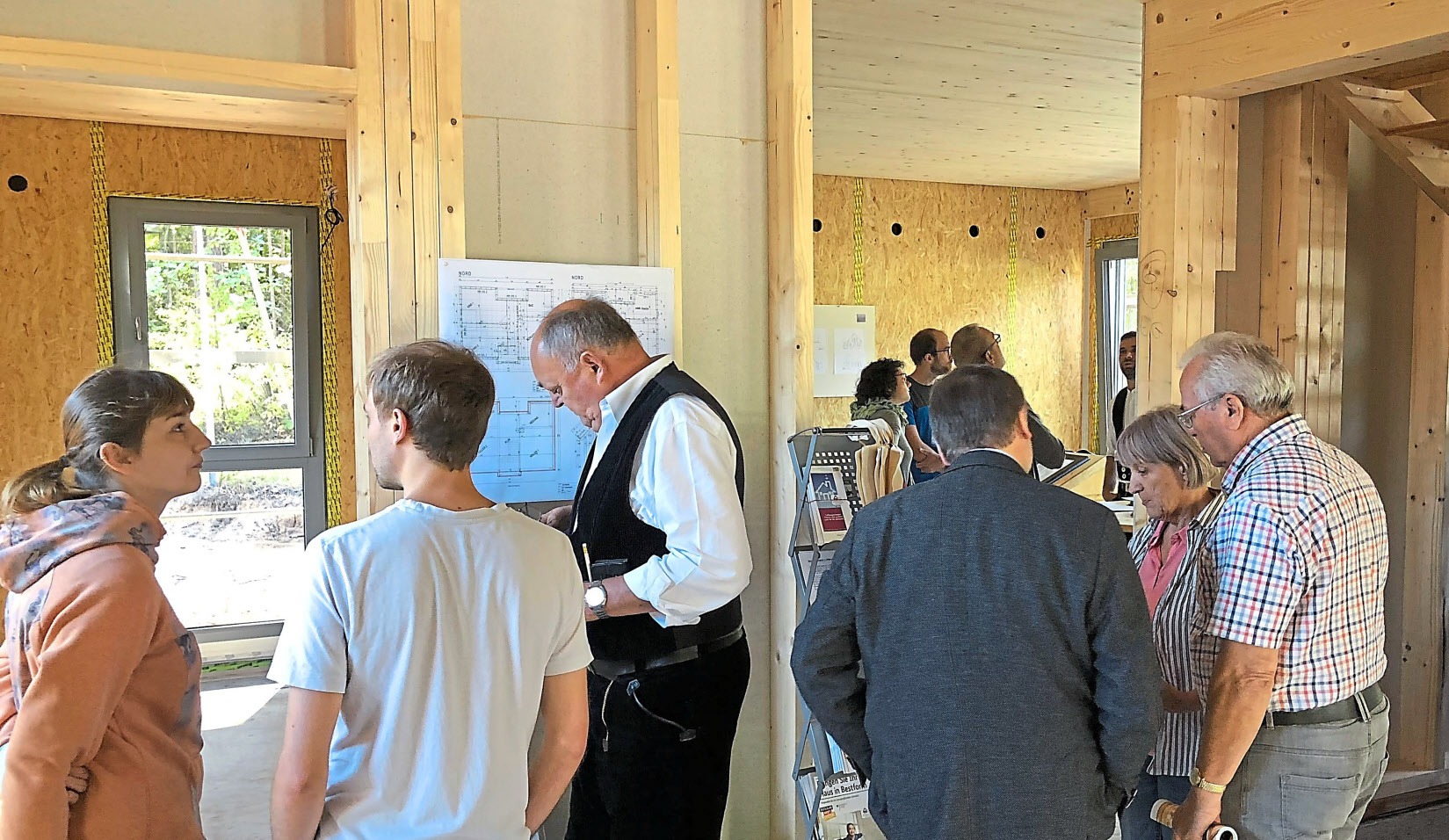 Für Fragen und Antworten rund um energieeffizientes Bauen mit Holz standen Zimmerermeister der Zimmerei Treiber sowie das Team der ENA – unabhängigen EnergieBeratungsAgentur GmbH – des Landkreises Roth zur Verfügung. Foto: ENA Für Fragen und Antworten rund um energieeffizientes Bauen mit Holz standen Zimmerermeister der Zimmerei Treiber sowie das Team der ENA – unabhängigen EnergieBeratungsAgentur GmbH – des Landkreises Roth zur Verfügung. Foto: ENA