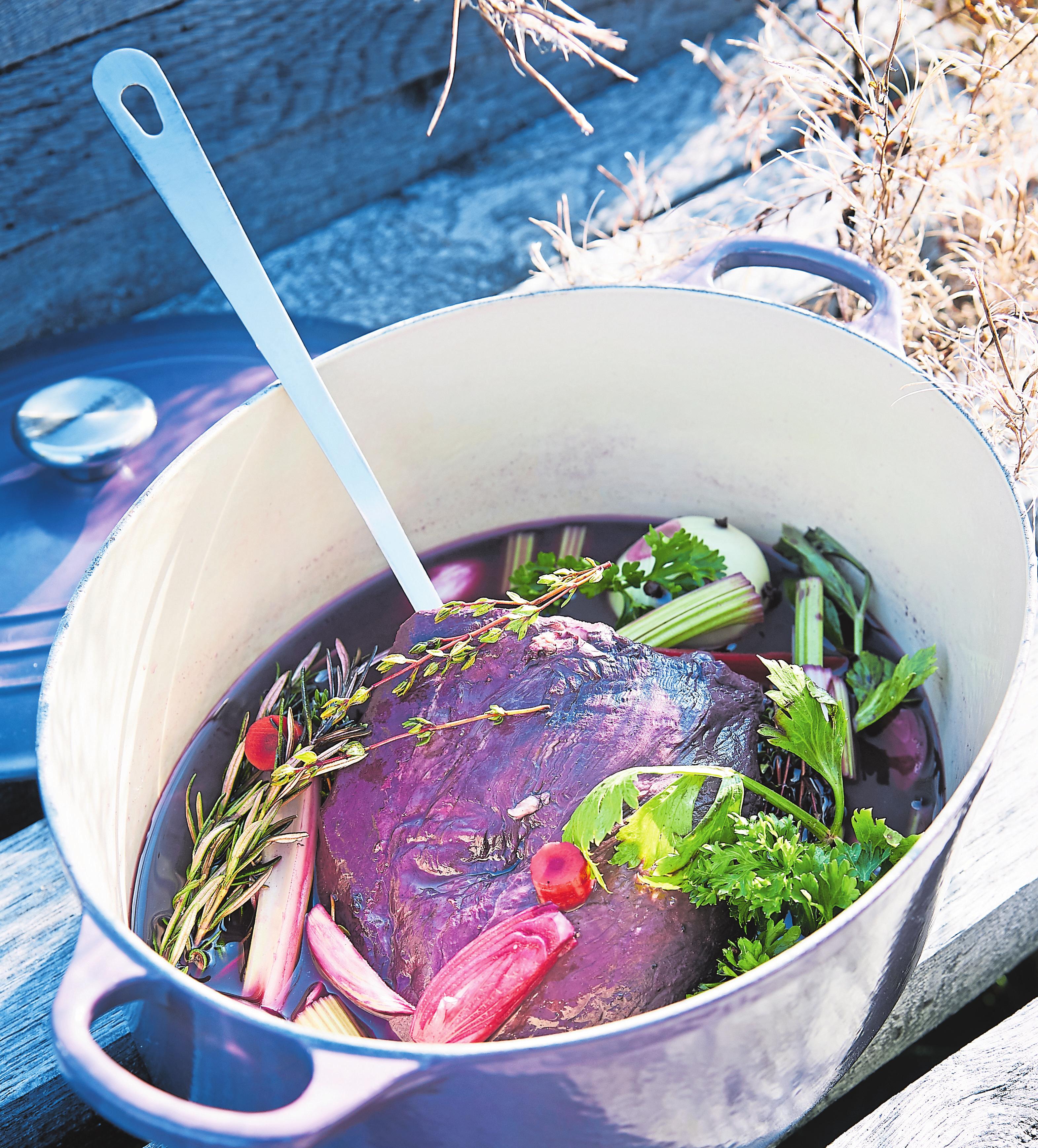 Das in seiner Farbe sehr dunkelrote Hirschfleisch gehört zu den beliebtesten Wildfleischsorten überhaupt und eignet sich hervorragend für ein Weihnachtsessen.