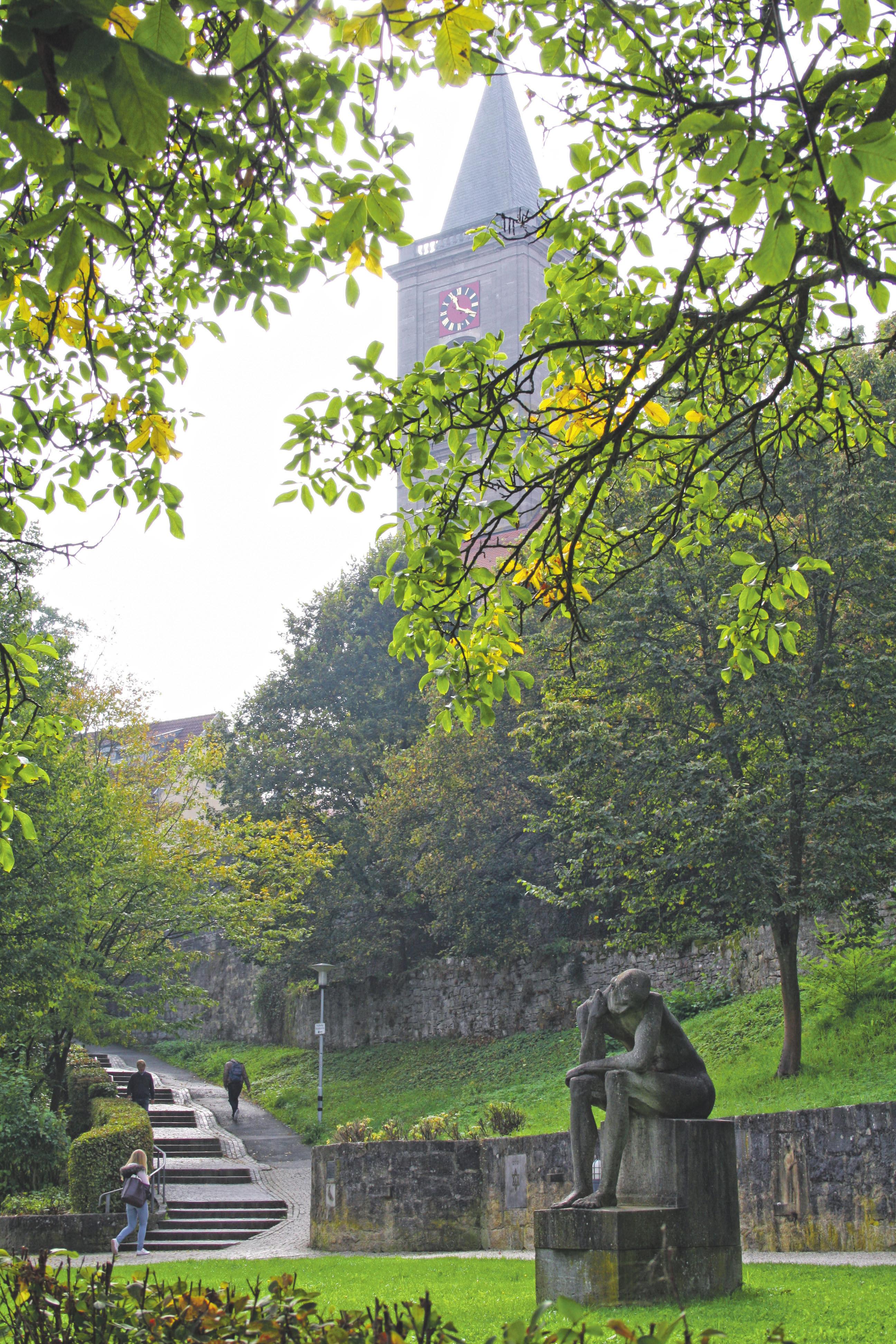 Stadtmauer mit Stadtpfarrkirche Mariä Himmelfahrt im Hintergrund Foto: Jessica Rohrbach Stadtmauer mit Stadtpfarrkirche Mariä Himmelfahrt im Hintergrund Foto: Jessica Rohrbach