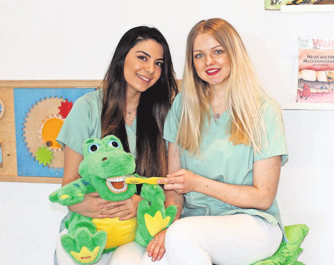 Das Praxisteam von 32/20 unterstützt Kinder, damit aus ihrem Gebiss mit 20 Milchzähnen gesunde 32 Zähne im Erwachsenenalter werden. Das Praxisteam von 32/20 unterstützt Kinder, damit aus ihrem Gebiss mit 20 Milchzähnen gesunde 32 Zähne im Erwachsenenalter werden.