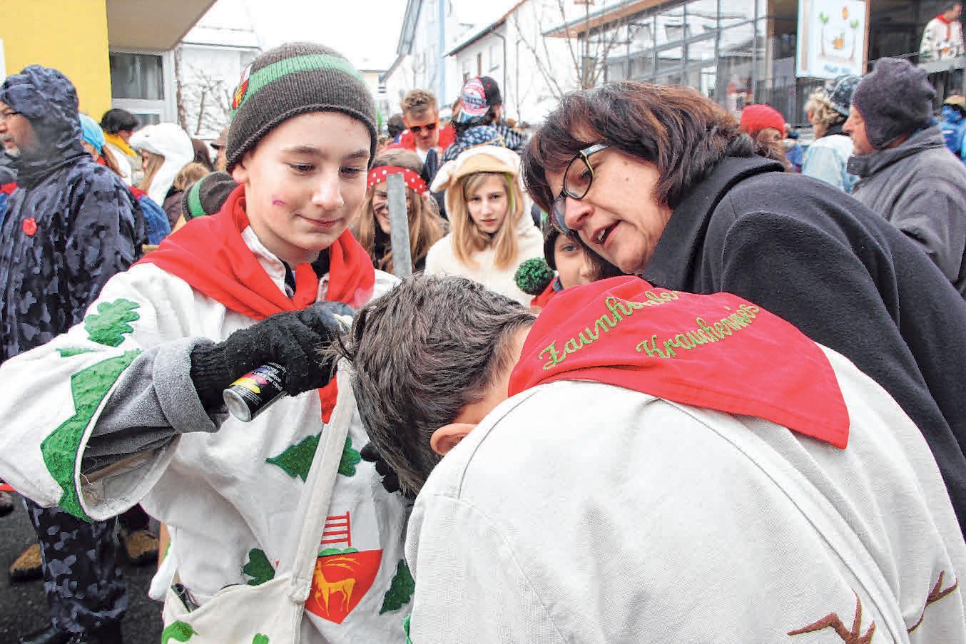 Auch unter den Mützen machen sich die Hästräger der Zaunhölzlezunft schön bunt. FOTO: ZUNFT Auch unter den Mützen machen sich die Hästräger der Zaunhölzlezunft schön bunt. FOTO: ZUNFT