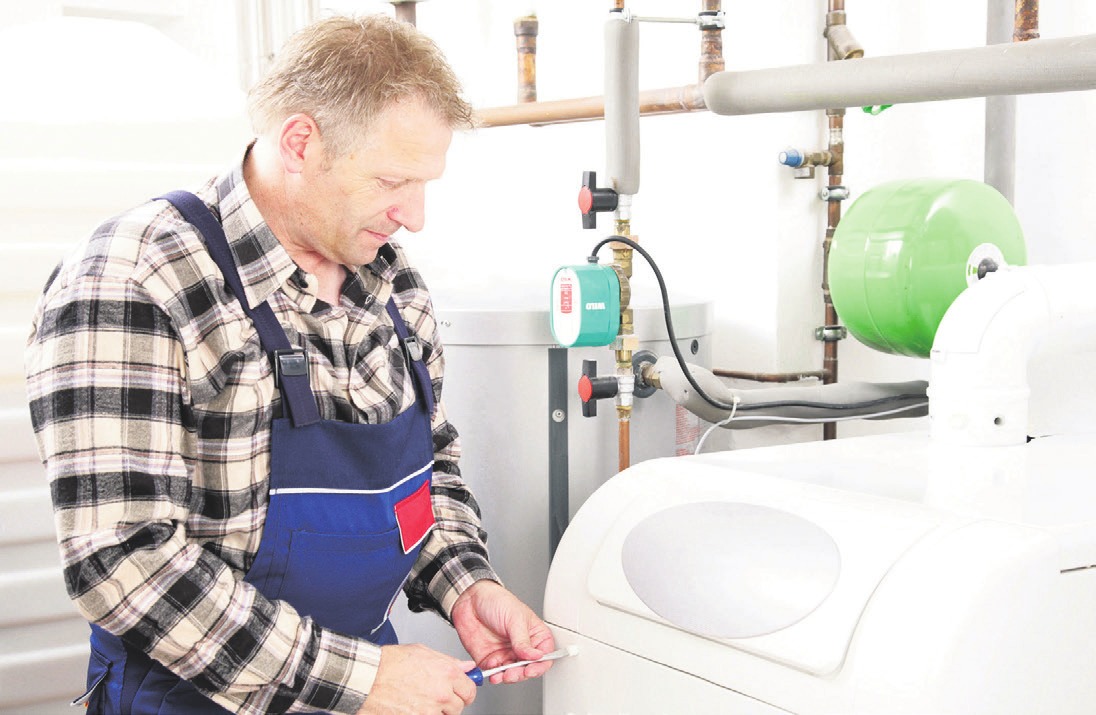 Bei Bedarf tauscht der Fachhandwerker Verschleißteile wie Brennerdüse und Ölfiltereinsatz aus und prüft alle Regelungs- und Sicherheitseinstellungen. Foto: djd/IWO Bei Bedarf tauscht der Fachhandwerker Verschleißteile wie Brennerdüse und Ölfiltereinsatz aus und prüft alle Regelungs- und Sicherheitseinstellungen. Foto: djd/IWO