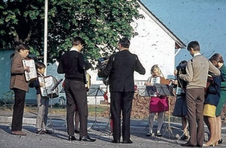 Akkordeon spielende Musikanten in Hörschweiler vor einem halben Jahrhundert, im Jahr 1969. Akkordeon spielende Musikanten in Hörschweiler vor einem halben Jahrhundert, im Jahr 1969.