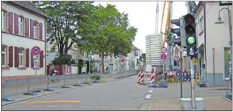 Werden fürs Straßenfest abgebaut: die Behelfsampel und die Schutzbarken links vor dem protestantischen Pfarrhaus. FOTO: SCHAAR Werden fürs Straßenfest abgebaut: die Behelfsampel und die Schutzbarken links vor dem protestantischen Pfarrhaus. FOTO: SCHAAR