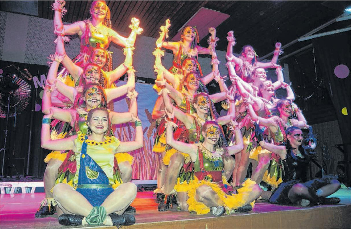 Die jungen Damen der prämierten Tanzgruppen der Narrhalla Boll werden dem Publikum wieder eine tolle Bühnenshow bieten. Die jungen Damen der prämierten Tanzgruppen der Narrhalla Boll werden dem Publikum wieder eine tolle Bühnenshow bieten.