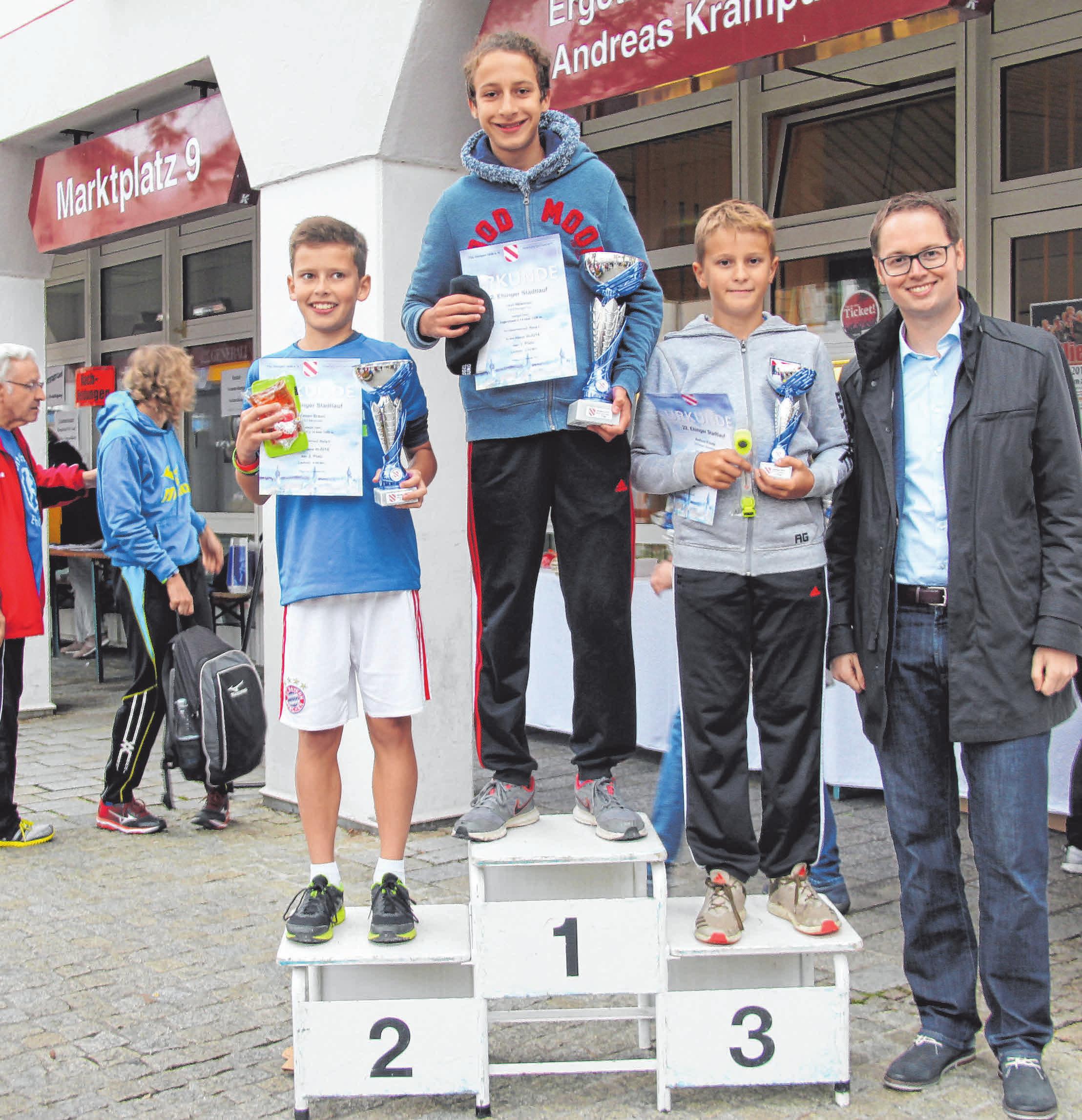 Die Sieger werden nach den Rennen auf dem Marktplatz geehrt. Die Sieger werden nach den Rennen auf dem Marktplatz geehrt.