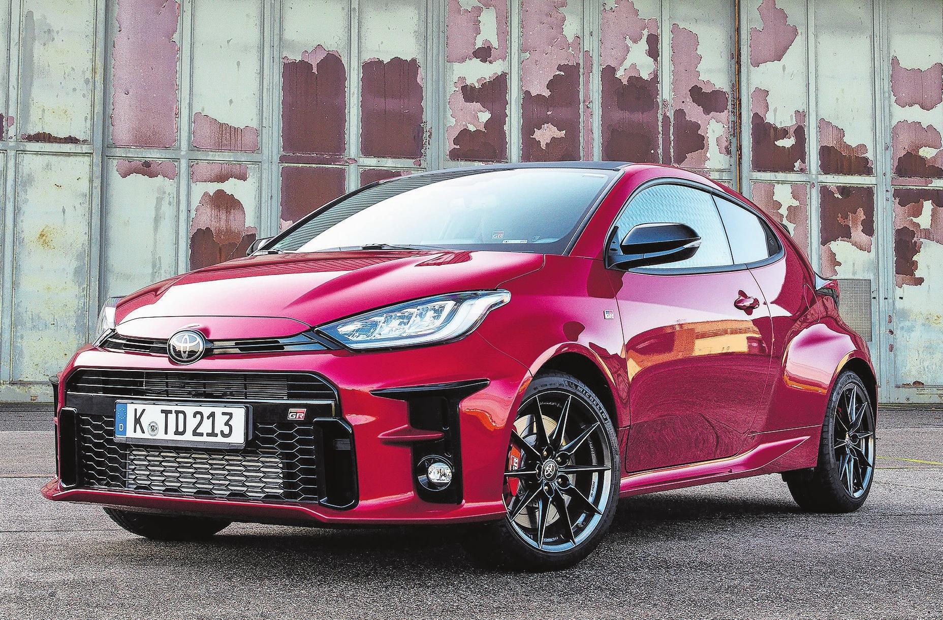 Fünf Zentimeter breiter, am Heck 9,5 Zentimeter flacher: Der GR Yaris hat mit dem braven Basismodell nicht viel gemeinsam. Bilder: PD