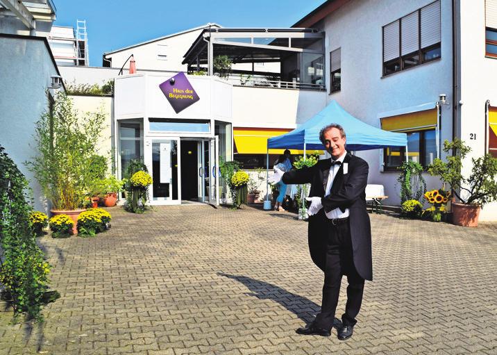 Der Pantomime Gundolf Senftleben empfängt die Besucher. Der Pantomime Gundolf Senftleben empfängt die Besucher.