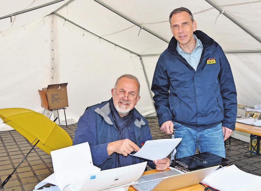 Johann Pape, Aufsichtsratsvorsitzender der GmbH, ist seit vielen Jahren für die Auswertung der Prüfbögen verantwortlich. Sven-Marcus Fürst schaut ihm dabei über die Schulter. Johann Pape, Aufsichtsratsvorsitzender der GmbH, ist seit vielen Jahren für die Auswertung der Prüfbögen verantwortlich. Sven-Marcus Fürst schaut ihm dabei über die Schulter.