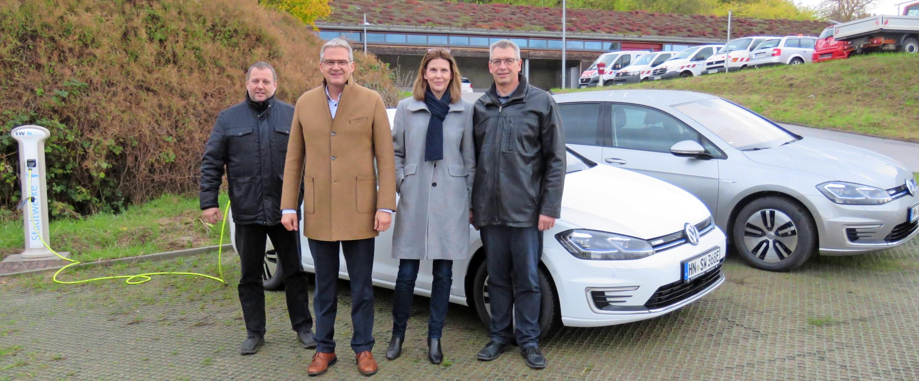 Stadtwerke und Bauhof haben zwei E-Fahrzeuge (VW Golf) mitsamt Ladesäulen in Dienst gestellt: (von links) Vize-Bauhofleiter Günter Glaser, OB Steffen Hertwig, Bürgermeisterin Dr. Suzanne Mösel und Werkleiter Thomas Haag. Foto: snp Stadtwerke und Bauhof haben zwei E-Fahrzeuge (VW Golf) mitsamt Ladesäulen in Dienst gestellt: (von links) Vize-Bauhofleiter Günter Glaser, OB Steffen Hertwig, Bürgermeisterin Dr. Suzanne Mösel und Werkleiter Thomas Haag. Foto: snp