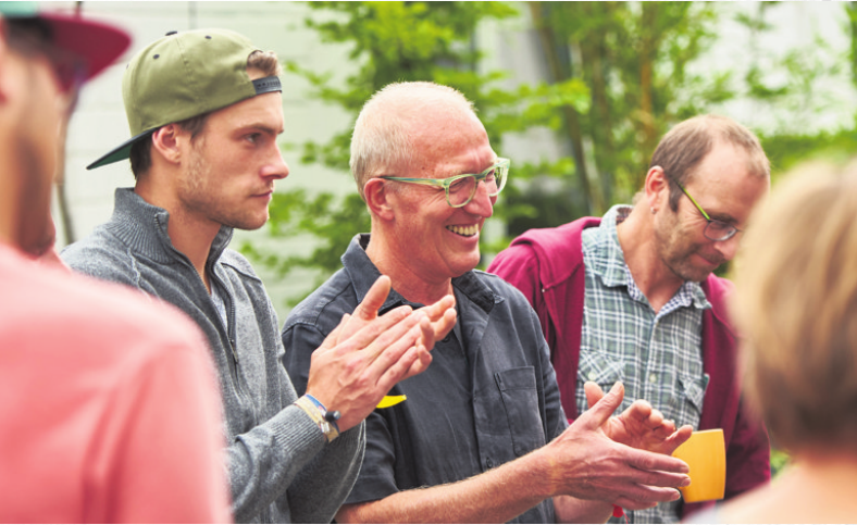 Hartmut Bremer (Mitte) ist stolz auf sein Team. Foto: Udo Schönewald Hartmut Bremer (Mitte) ist stolz auf sein Team. Foto: Udo Schönewald