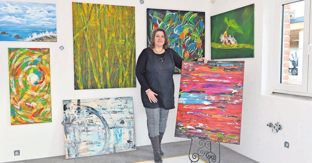 Am Tag der Besichtigung sind die Wände einer Haushälfte mit Malereien von Ilona Nitsch versehen. FOTO:_HARTWIG Am Tag der Besichtigung sind die Wände einer Haushälfte mit Malereien von Ilona Nitsch versehen. FOTO:_HARTWIG