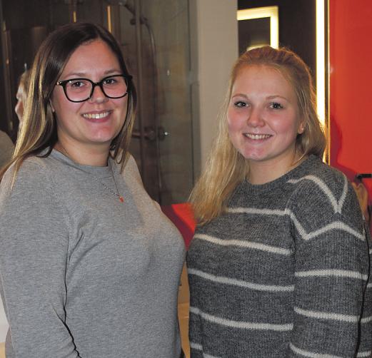 Cara Sophie Foit (22, links) ist im zweiten Lehrjahr, und Sophie Christiansen (21) startete ihre Lehre gerade im August