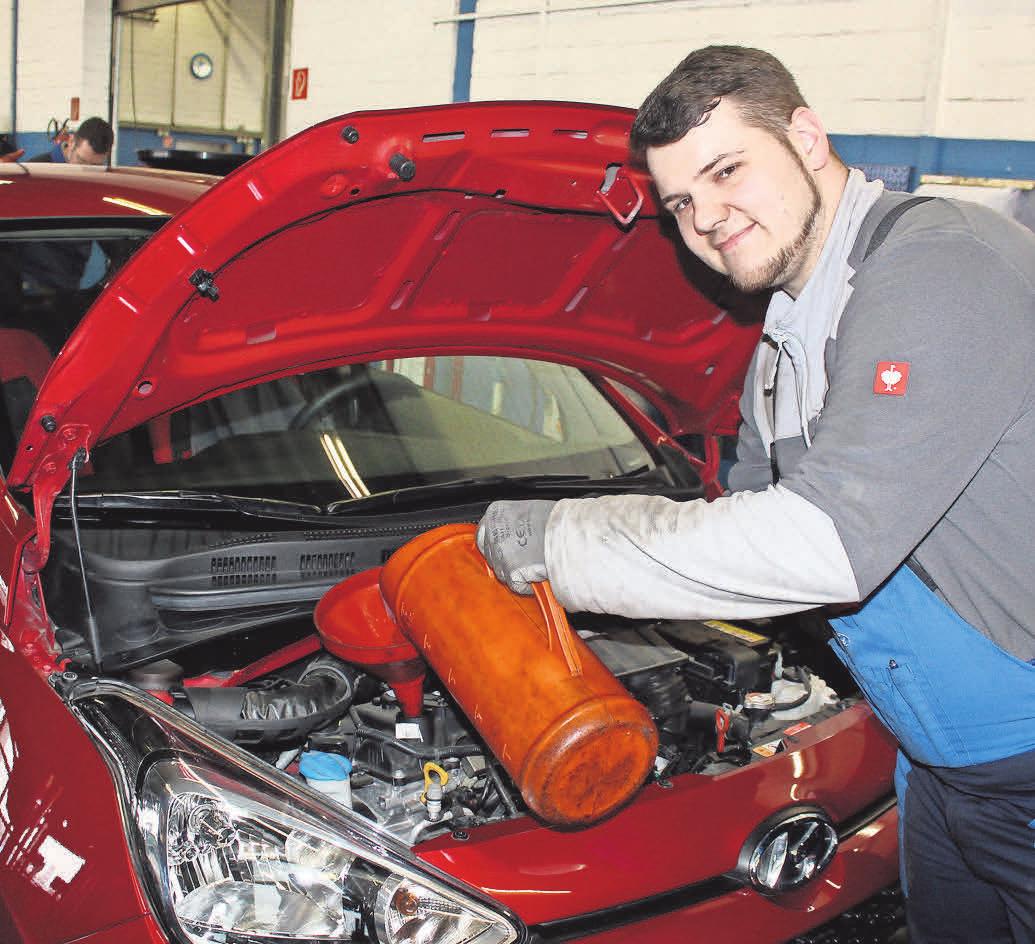 Kfz-Mechaniker Martin Horschmann füllt Öl auf. Kfz-Mechaniker Martin Horschmann füllt Öl auf.