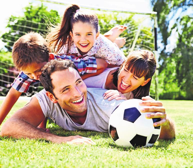 Gemeinsame sportliche Unternehmungen mit den Eltern machen dem Nachwuchs besonders viel Spaß und fördern den Familiensinn. Foto: z/djd/Emil/Monkey Business/Fotolia Gemeinsame sportliche Unternehmungen mit den Eltern machen dem Nachwuchs besonders viel Spaß und fördern den Familiensinn. Foto: z/djd/Emil/Monkey Business/Fotolia
