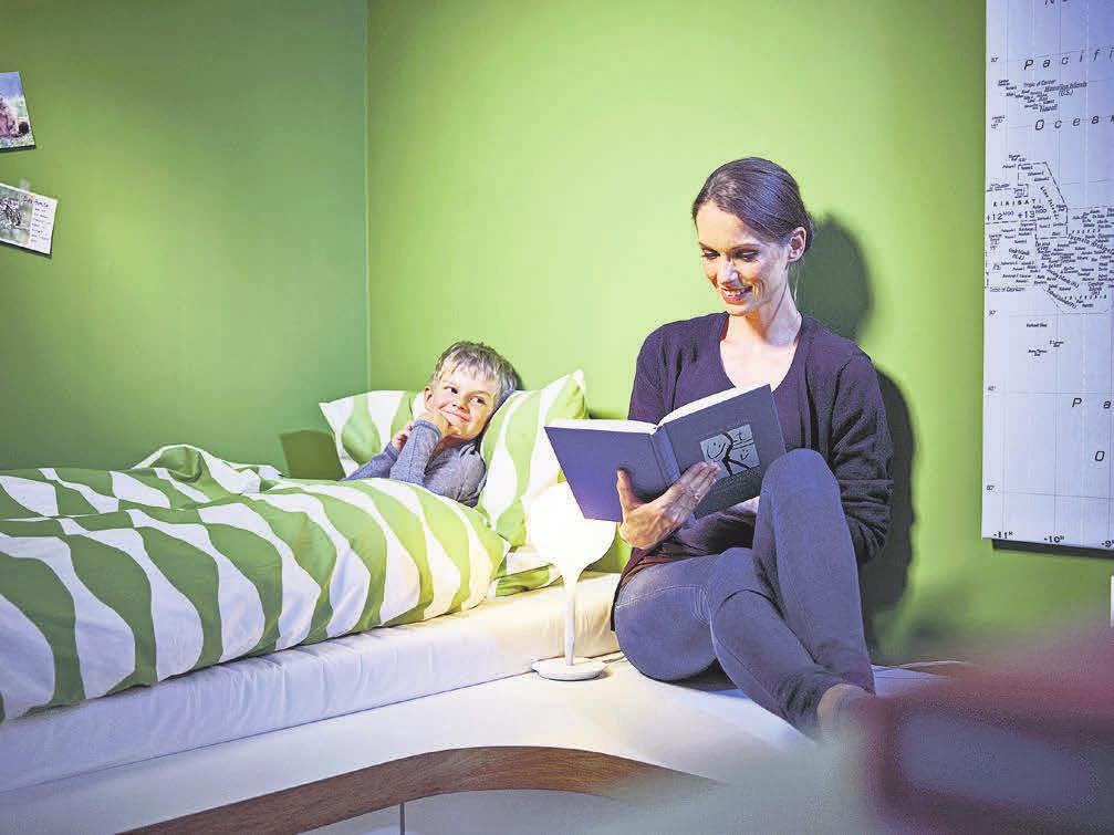 Neben der Heizung und den elektrischen Geräten lässt sich auch die Beleuchtung im gesamten Haus dank Smart Home-Systemen ganz einfach individuell steuern – egal ob helle Umgebung für die Zubereitung des Essens oder gedimmtes Licht für die abendliche Gutenachtgeschichte. Neben der Heizung und den elektrischen Geräten lässt sich auch die Beleuchtung im gesamten Haus dank Smart Home-Systemen ganz einfach individuell steuern – egal ob helle Umgebung für die Zubereitung des Essens oder gedimmtes Licht für die abendliche Gutenachtgeschichte.