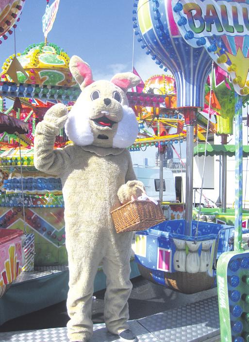 Der plüschige Osterhase verteilt zur Freude der Kinder am Sonntag jede Menge Süßigkeiten Bild: Claudia Burger Der plüschige Osterhase verteilt zur Freude der Kinder am Sonntag jede Menge Süßigkeiten Bild: Claudia Burger