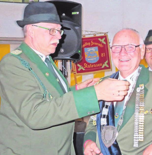 Der Vorsitzender Detlef Reinecke (links) legt Schützenkönig Otto Brandes die Kette an. Der Vorsitzender Detlef Reinecke (links) legt Schützenkönig Otto Brandes die Kette an.