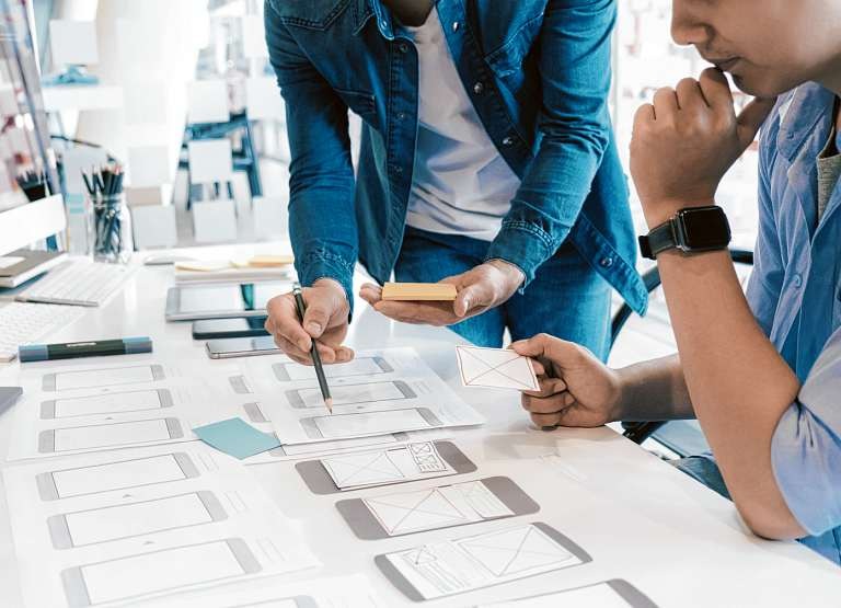 Entwickler und Mediendesigner arbeiten für neue Apps Hand in Hand – oft monatelang. ISTOCKPHOTO/IJEAB Entwickler und Mediendesigner arbeiten für neue Apps Hand in Hand – oft monatelang. ISTOCKPHOTO/IJEAB