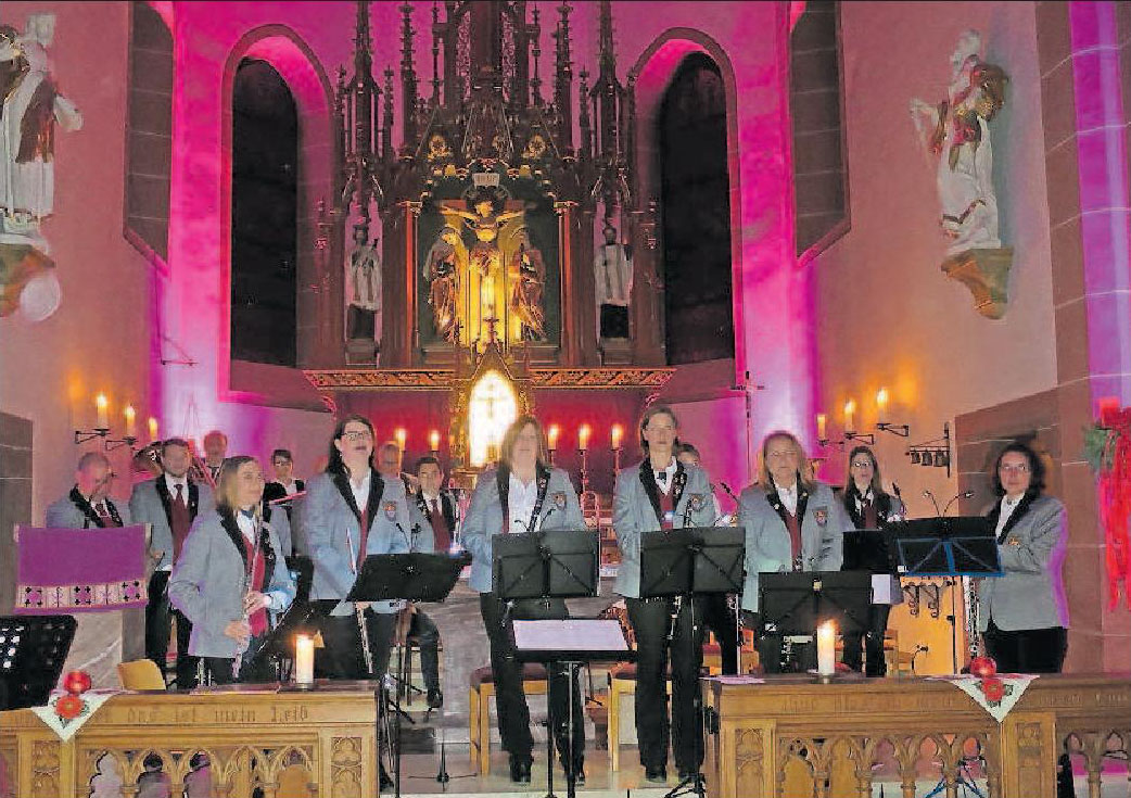 Blick in den Altarraum mit Orchester: das Adventskonzert der „Musketiere“ 2017. FOTO: CLAAßEN/MUSKETIERE BÖHL/FRE Blick in den Altarraum mit Orchester: das Adventskonzert der „Musketiere“ 2017. FOTO: CLAAßEN/MUSKETIERE BÖHL/FRE
